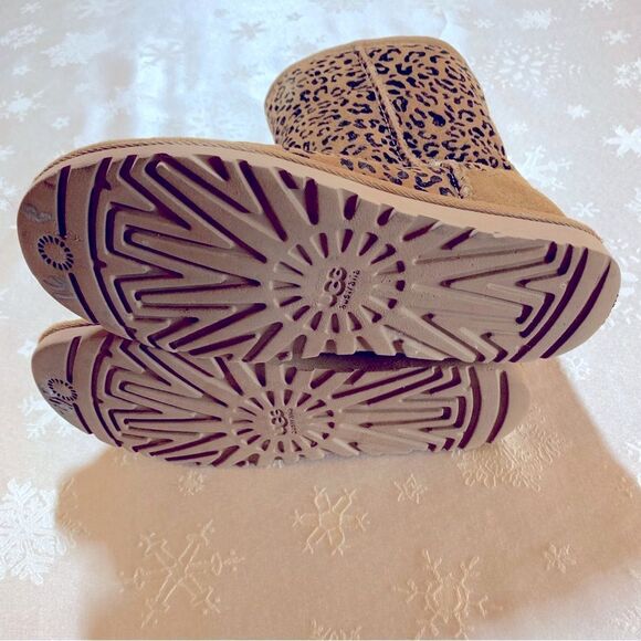 UGG Classic Short Rosette Boots 1006072 Brown Leopard Pattern Sz 6 great soles - Picture 8 of 8